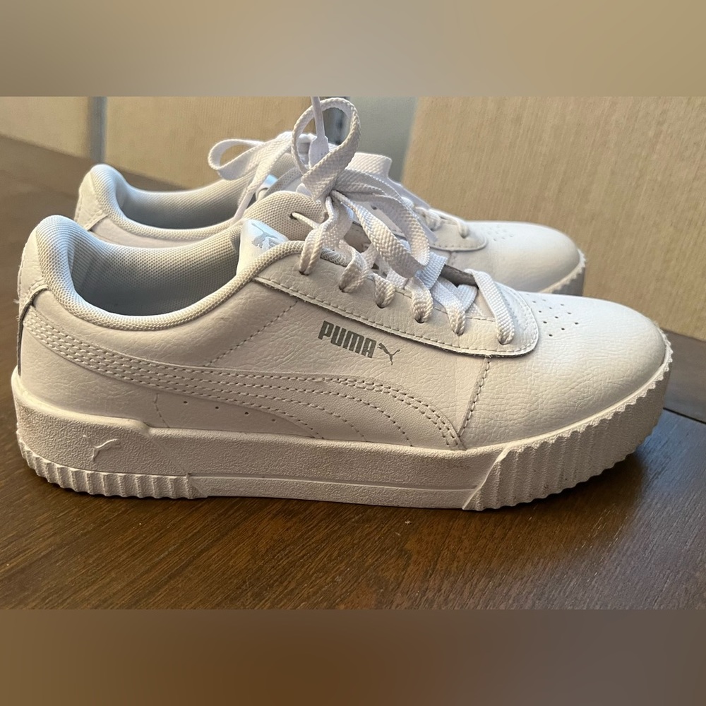 White puma shoes. Size 7.5